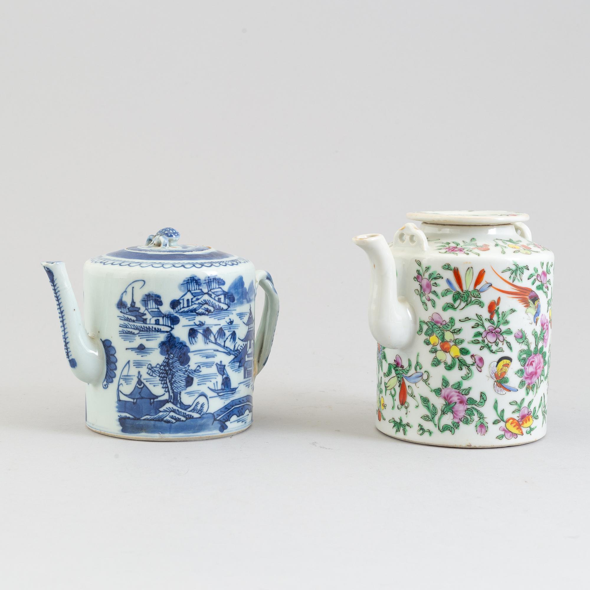 Two teapots with cover, Qing dynasty, late 19th century.