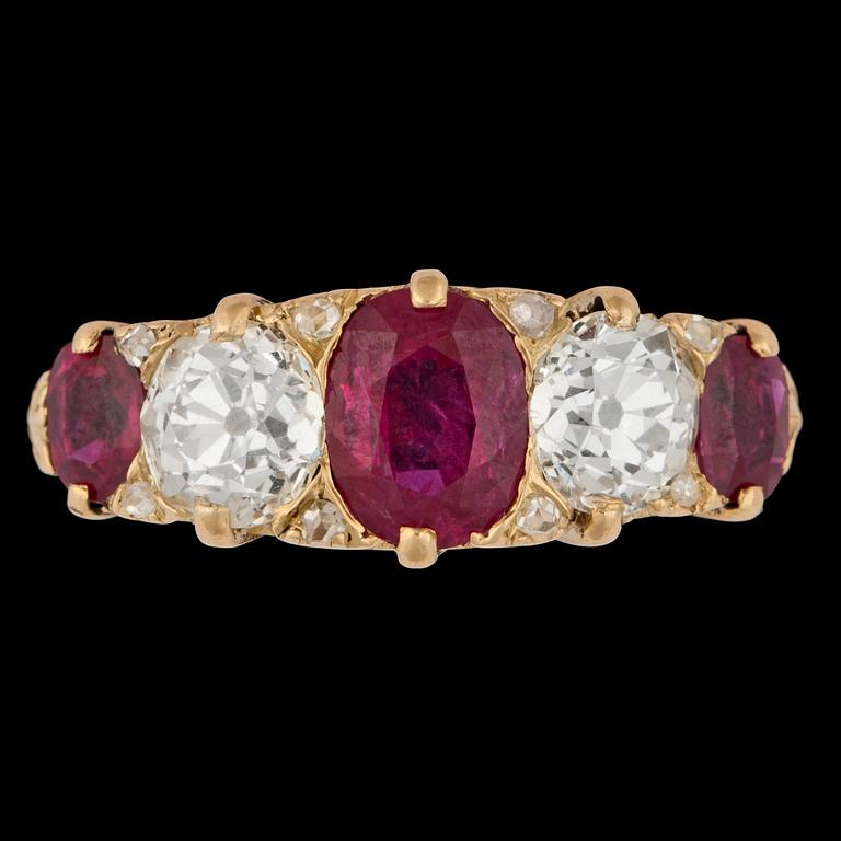 A ruby, tot. app. 2.50 cts, and antique cut diamond ring, tot. app. 1.50 cts.