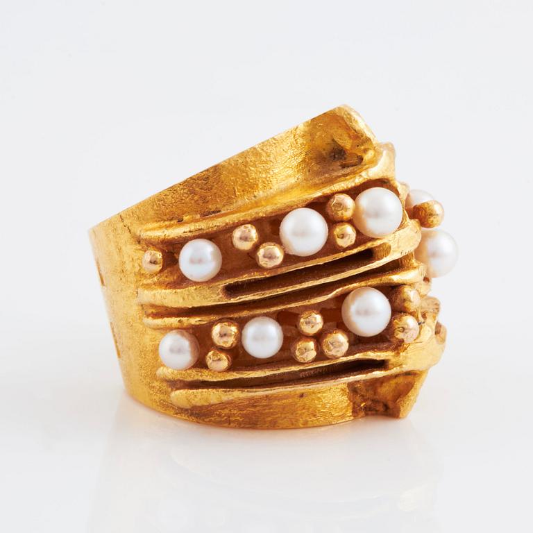 Karlheinz Sauer, an 18K gold ring set with cultured pearls,  Västerås 1974.
