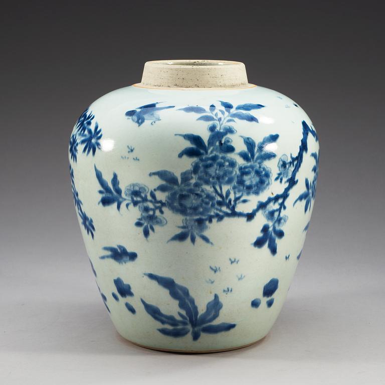 A blue and white Transitional jar, 17th Century.