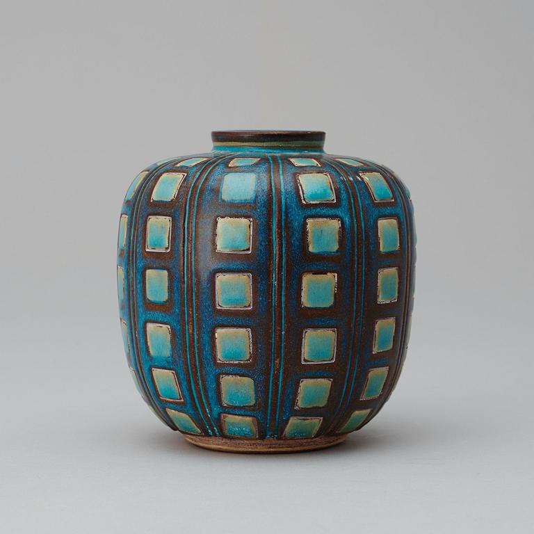 A Wilhelm Kåge 'Farsta' stoneware jar, Gustavsberg Studio 1949.