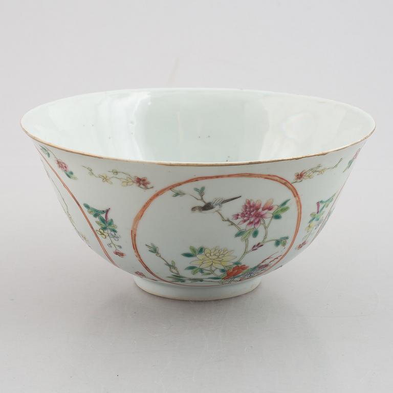 A porcelain bowl, China, late Qing dynasty, around 1900.