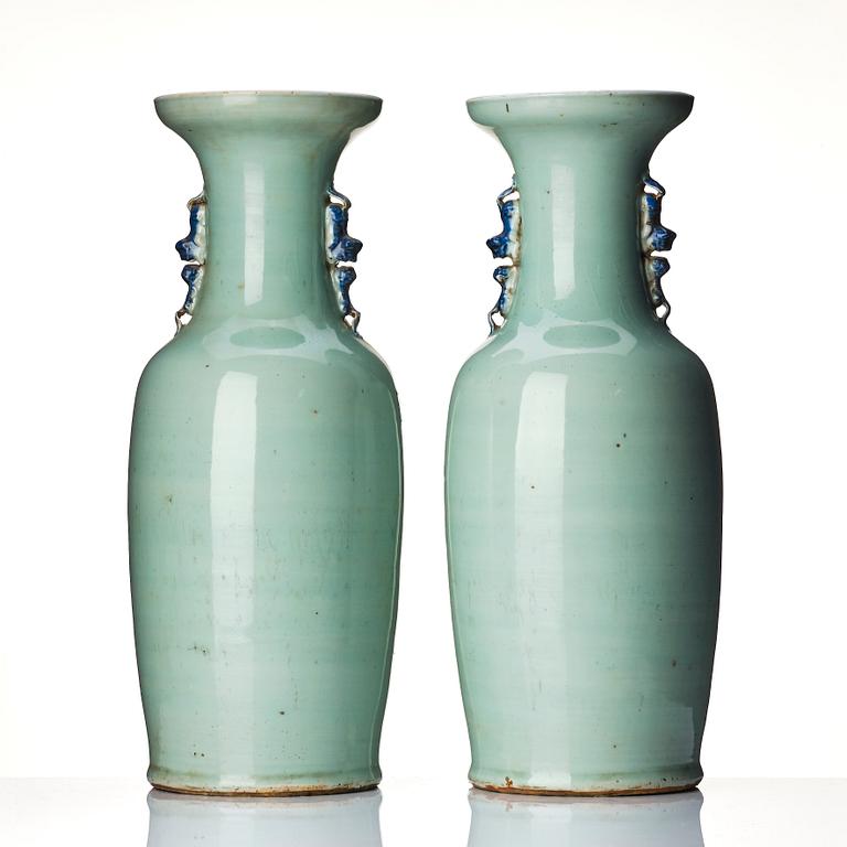 Vaser, ett par, porslin. Sen Qingdynasti/omkring 1900.