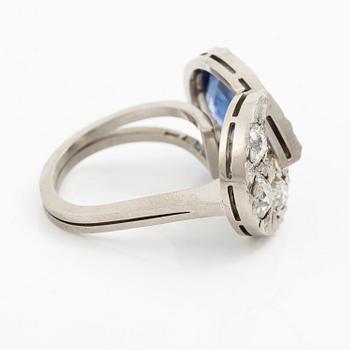 Ring 18K vitguld med en fasettslipad safir och gammalslipade diamanter.