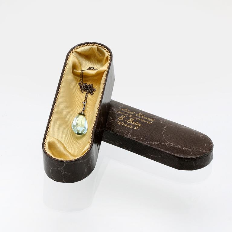 Aquamarine pendant on chain, low ct gold, 1 aquamarine height approx 2,5 cm, rose-cut diamonds and probably onyx.