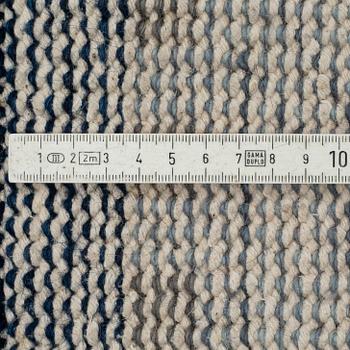 AN ORIENTAL CARPET, ca 360 x 263 cm.