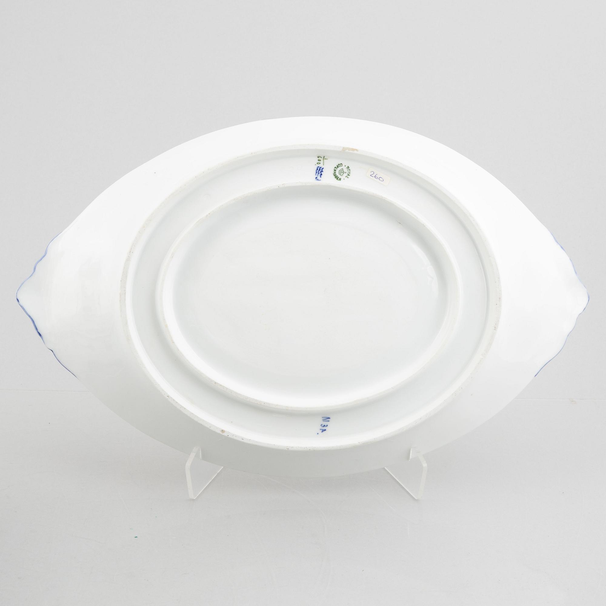 A 'Blue Fluted Half Lace' /'Musselmalet' tureen with cover and stand, Royal Copenhagen, model 702, 600, 1898-1923.