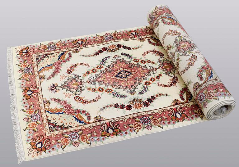 A runner carpet, Tabriz, part silk approx 50 radj, 307 x 85 cm.