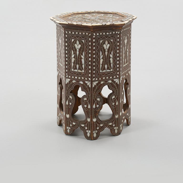 RÖKBORD, orientaliskt, 1900-tal.