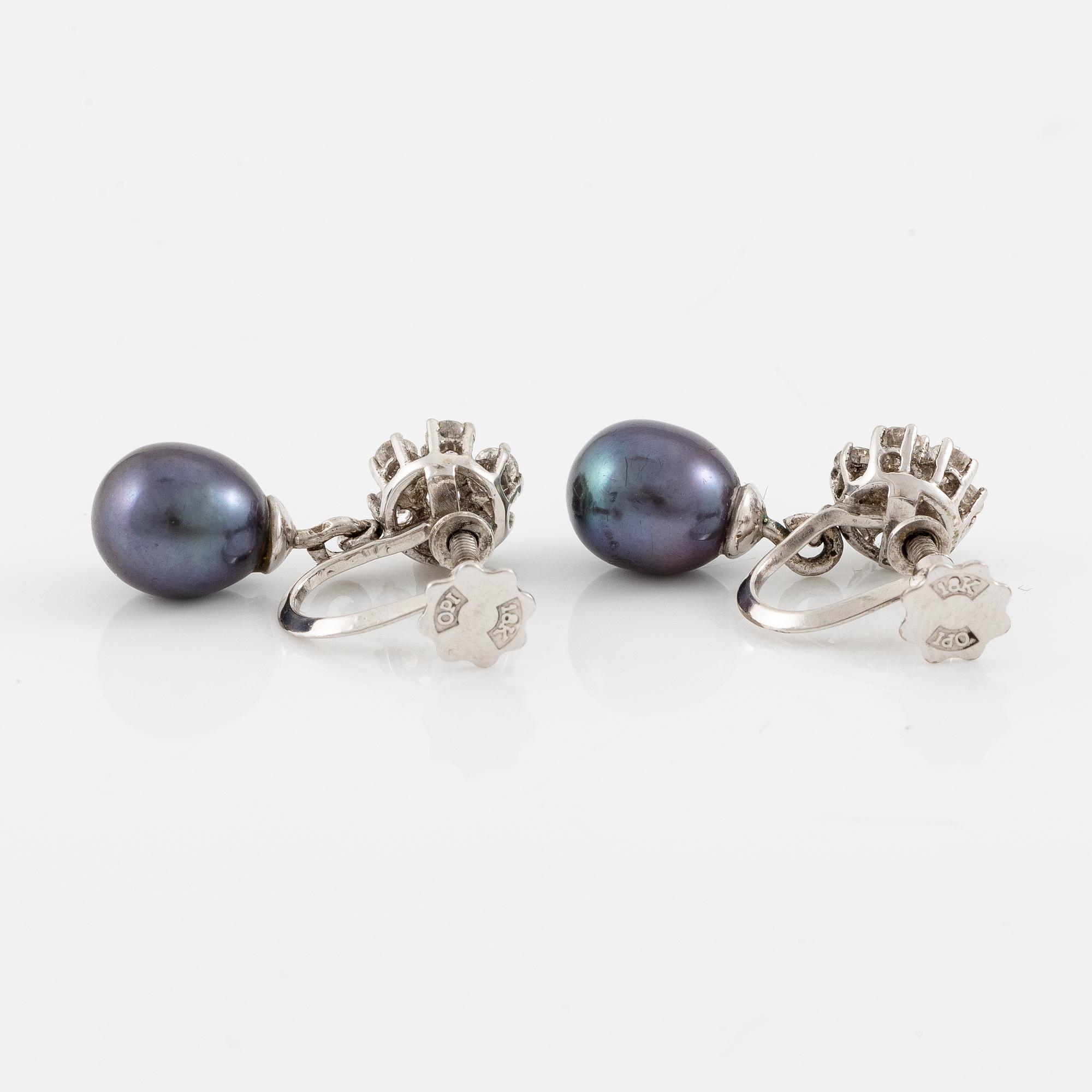 A pair of earrings in 18K white gold with cultured pearls and round brilliant-cut diamonds.