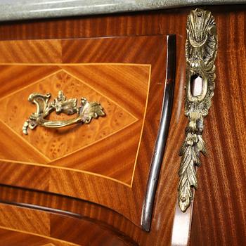 BYRÅ, rokokostil, omkring 1900-talets mitt.