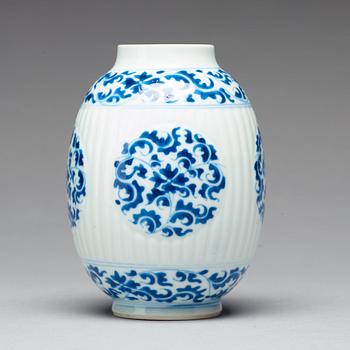 TEKRUKA, porslin. Qingdynastin, Kangxi (1662-1722).