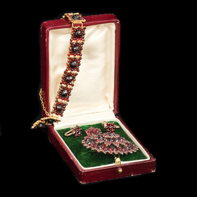 GARNITYR, 5 delar. Förgyllt silver med granater. 1800/1900-tal.