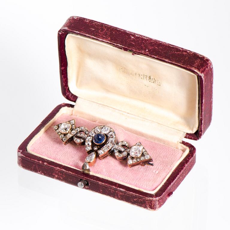 A BROOCH, cabochon cut sapphire, old cut diamonds, 14K (56) gold. St Petersburg, 1870-1890.