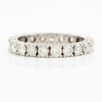 Full eternity ring in 18K white gold set with brilliant-cut diamonds.
