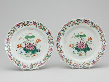 TALLRIKAR, ett par, porslin, famille rose, Kina, Qianlong (1736-1795).