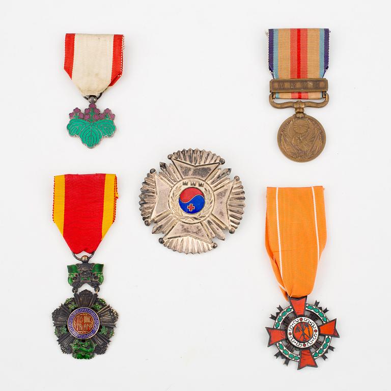 ASIATISKA ORDNAR OCH MEDALJER, 5 st, bla Order of the rising Sun, Japan.