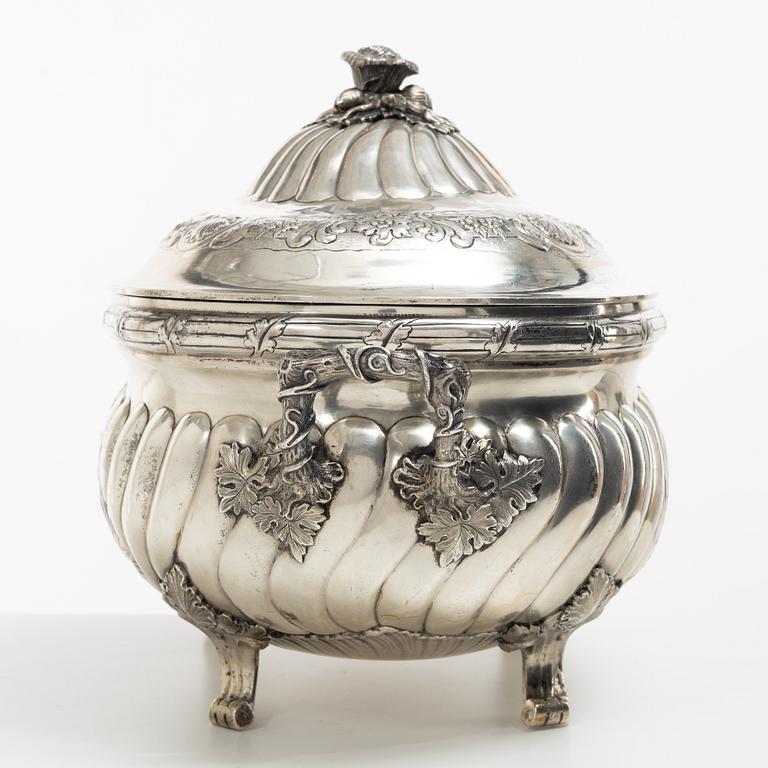 Terrin med lock, silver, Frankrike, omkring år 1900.