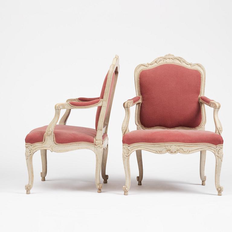 A large pair of Swedish Rococo armchairs in the manner of O Höglander (1750-1765).