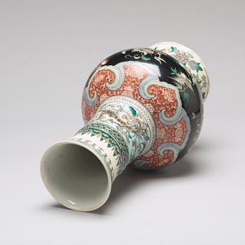 A famille noire vase, late Qing dynasty, 19th Century.