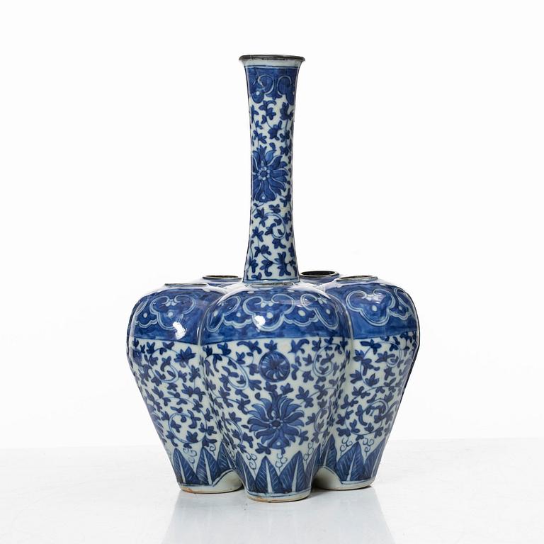A blue and white tulip vase, Qing dynasty, circa 1900.