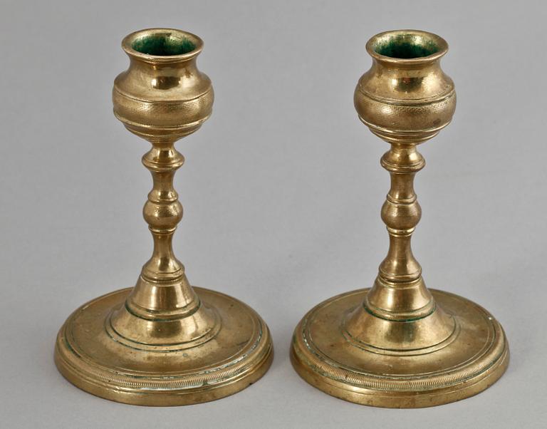 LJUSSTAKAR, ett par, mässing. 1800-talets mitt.