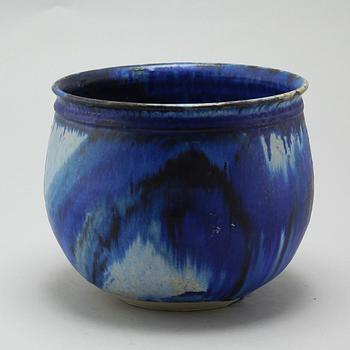 A stoneware pot by Carl Olaf Olsen, signed and dated 1983.