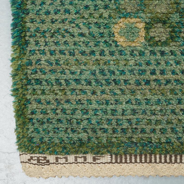 Barbro Nilsson, matto, "Bankrabatten grön", knotted pile, ca 502-504 x 202,5-207 cm, signed AB MMF BN.