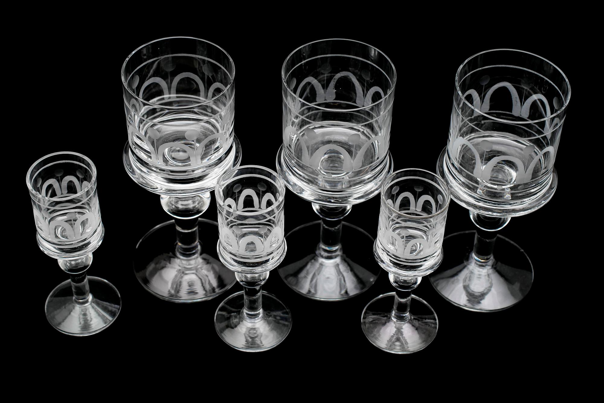 VINGLAS, 15 st samt SNAPSGLAS, 14 st, 1900-talets andra hälft.
