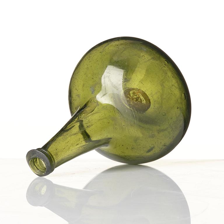 Flaska, grönt glas. Möjligen Henrikstorps glasbruk, 1700-tal.