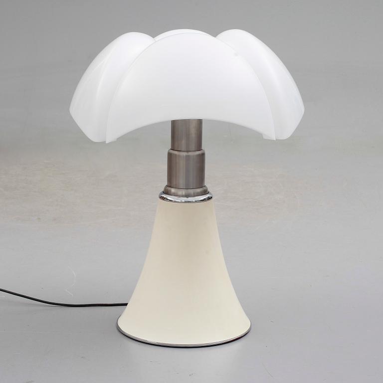 BORDSLAMPA, "Pipistrello", Gae Aulenti för Martinelli Luce, formgiven 1965.