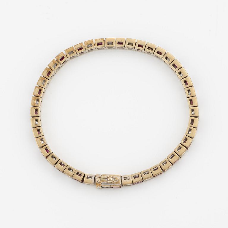 Armband 18K vitguld med rubiner och prinsesslipade diamanter.