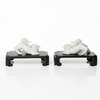 Fohundar 'shishi', ett par, porslin, Japan, hirado-stil, Meiji/Taisho, sent 1800-/tidigt 1900-tal.