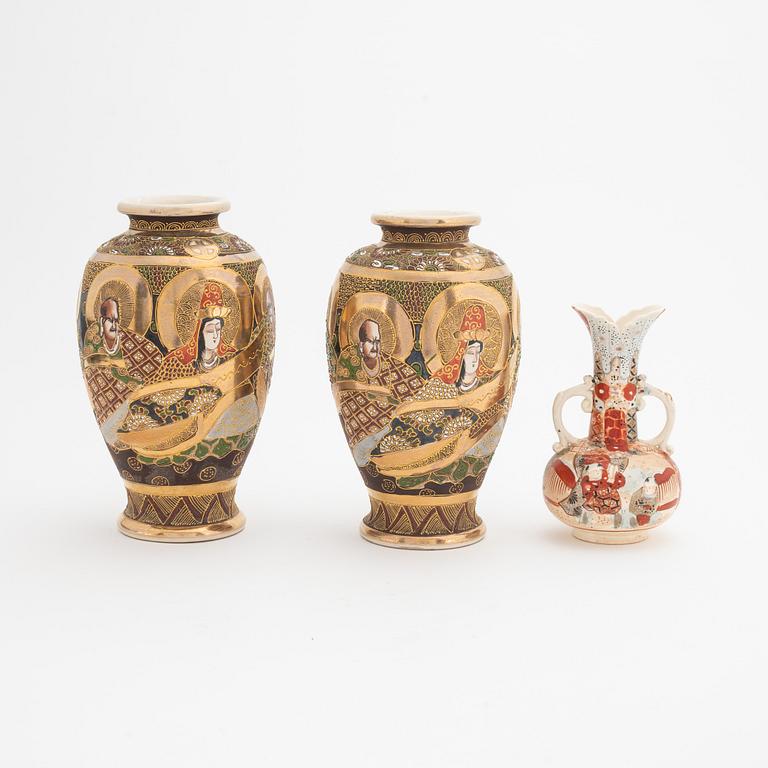 Vaser, ett par, samt hänkelvas, Japan, Satsuma, 1900-tal.