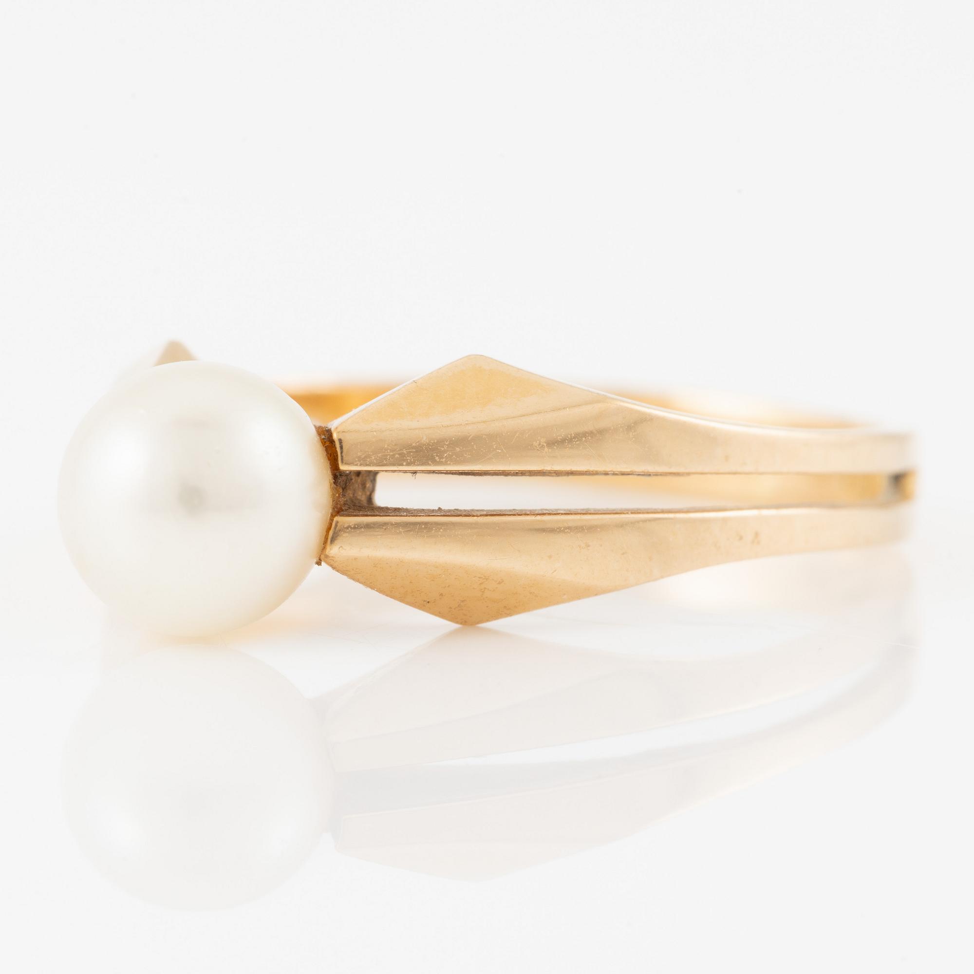 Ring, 18K gold with cultured pearl.