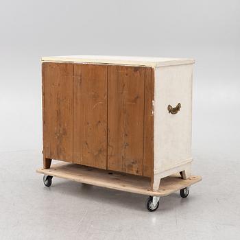 Chest of drawers, 19th century.