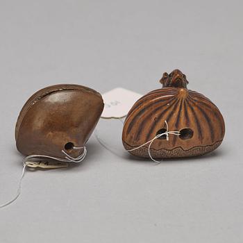 NETSUKES, två stycken, trä. Japan, Meiji (1868-1912).