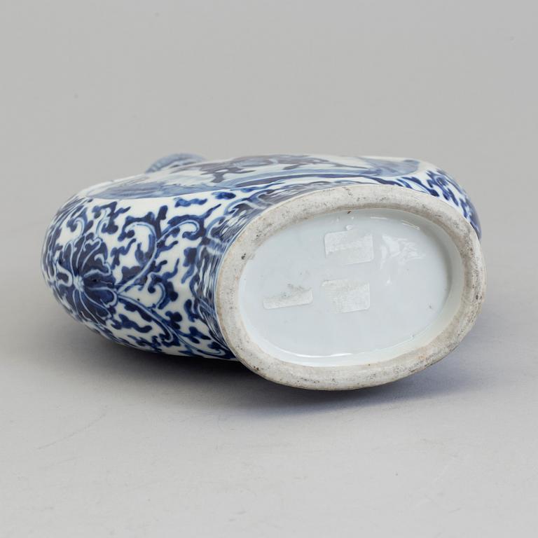 A blue and white porcelain moon flask, Qing dynasty, late 19th century.