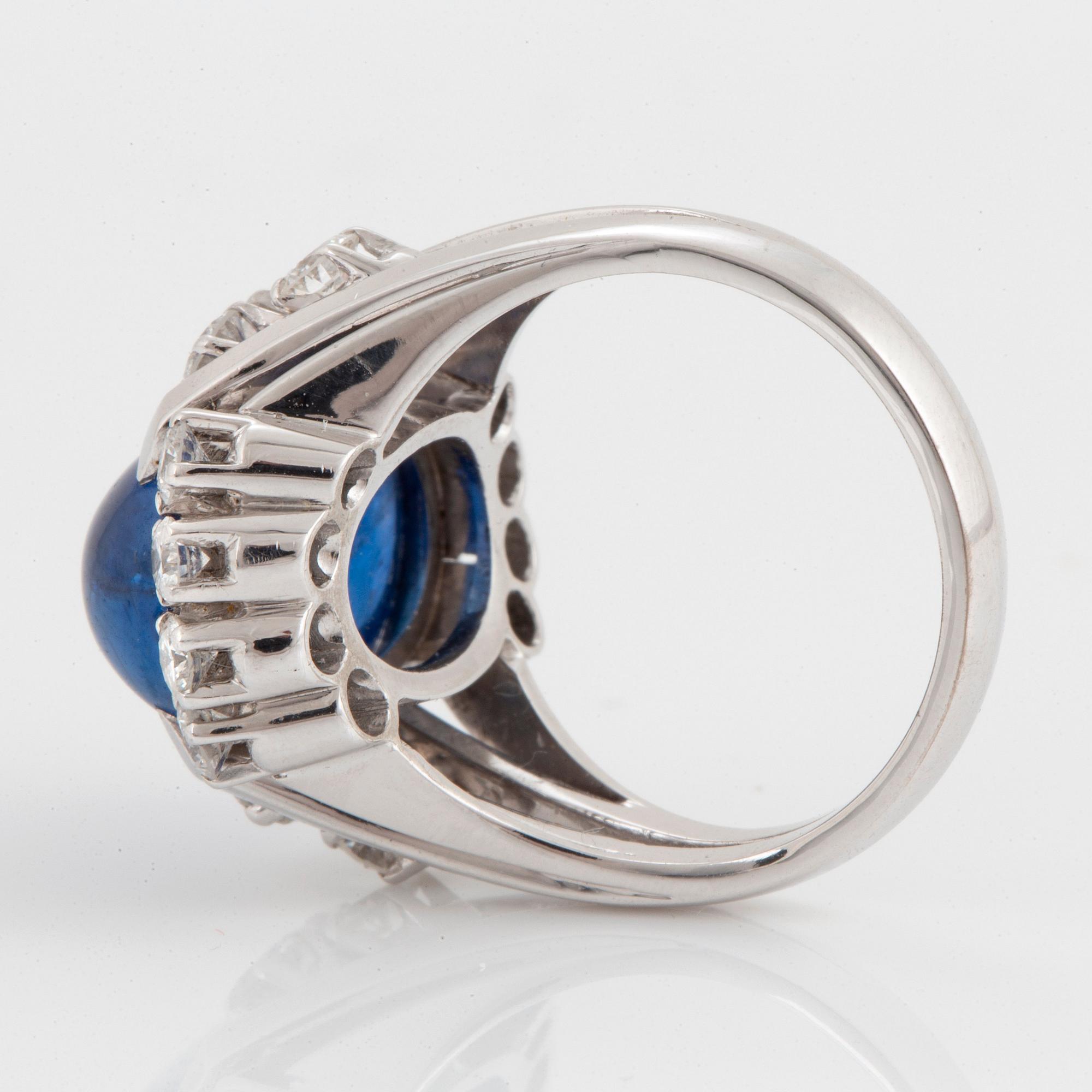 Ring 18K vitguld med en cabochonslipad safir ca 11.00 ct samt runda briljantslipade diamanter.