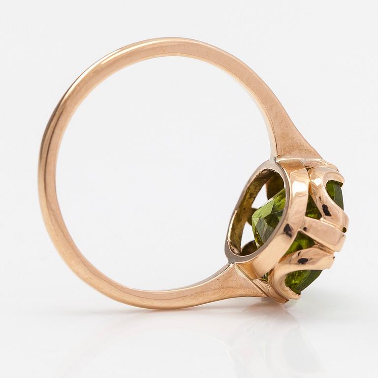 Ring, 18K guld och peridot, Oskar Lindroos, Helsingfors 1932.