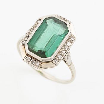 Ring 14K vitguld med grön turmalin och åttkantslipade diamanter.