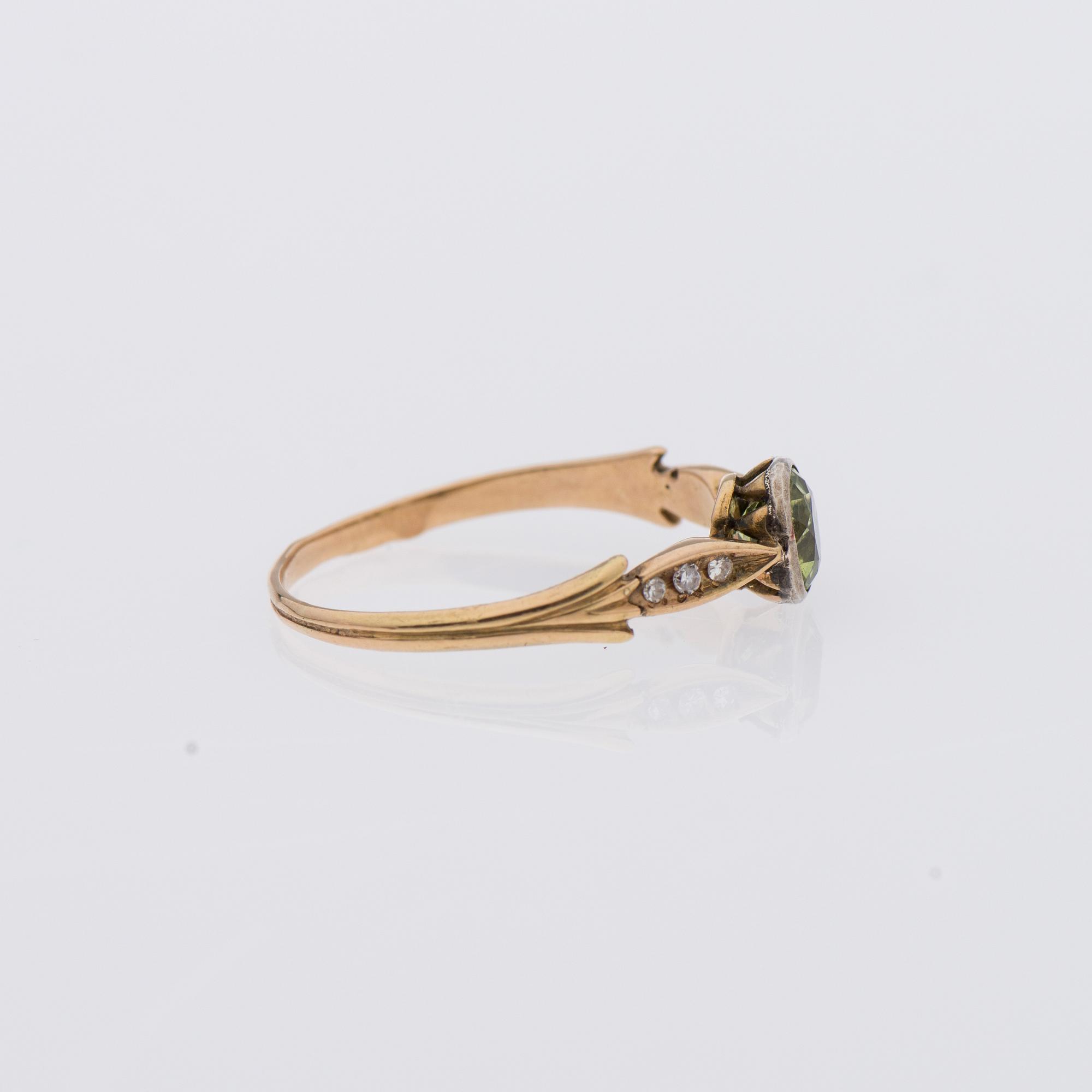RING, 14K (56) guld, peridot, diamanter.