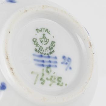 Crèmekoppar 12 st, samt fem fat, "Blå blomst", porslin, Royal Copenhagen, Danmark.