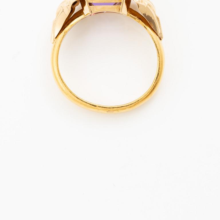 Ring 23K gold with synthetic stone.