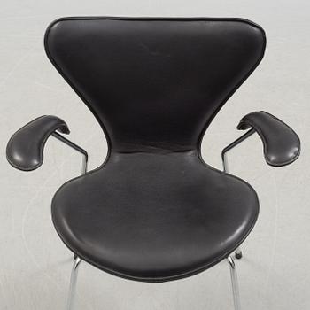 ARNE JACOBSEN, a pair of leather upholstered armchairs by Fritz Hansen, Danmark.