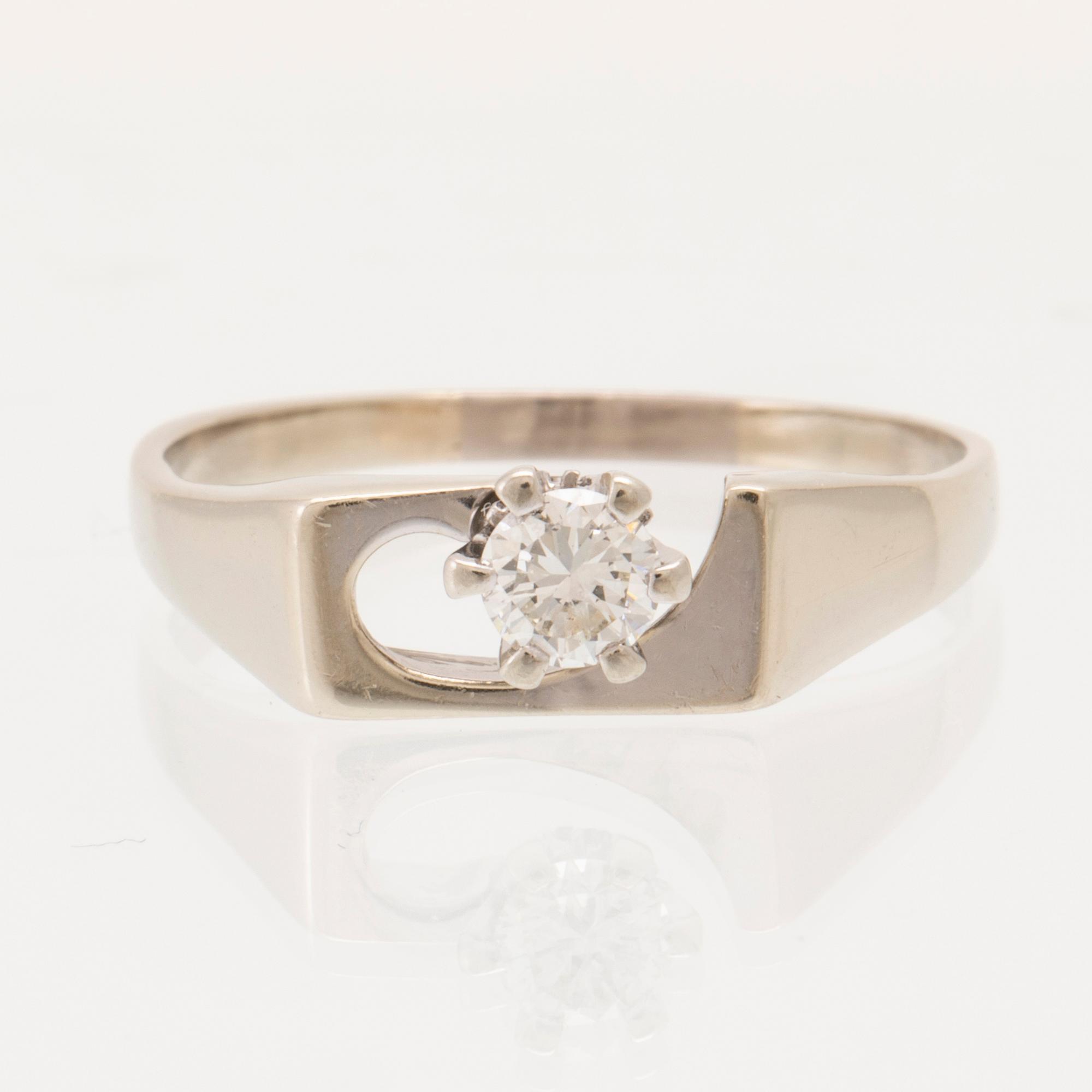 Ring solitär 18K vitguld med en rund briljantslipad diamant.