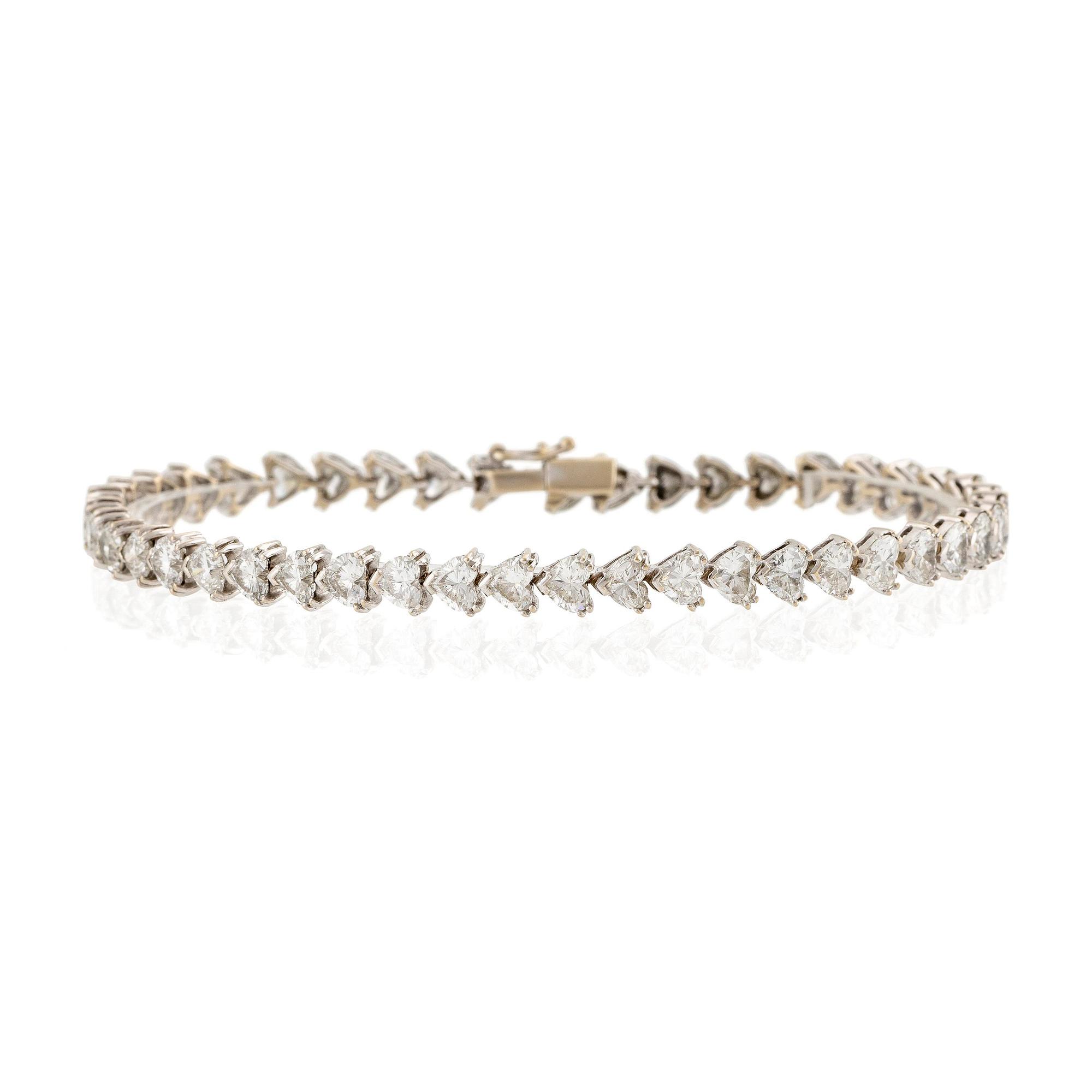 Armband 18K vitguld med hjärtformade briljantslipade diamanter.