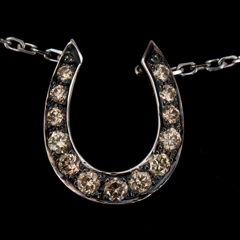 HALSSMYCKE, vitguld 14K, 13 briljantslipade diamanter, stämplad Italien. Vikt 4,5 g.