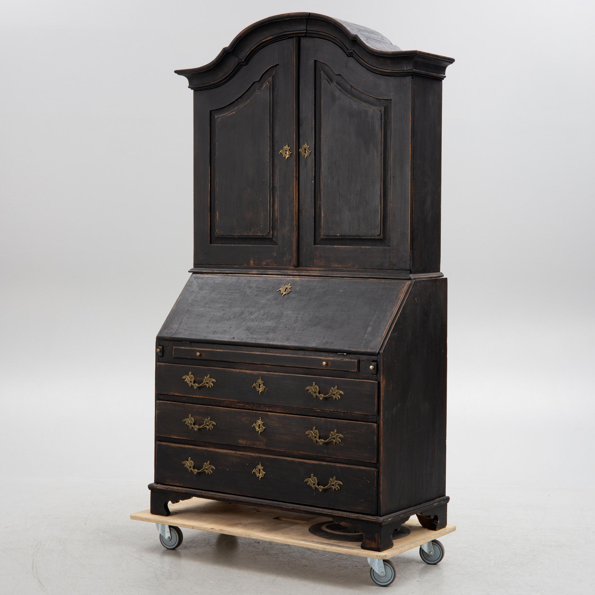A writing cabinet, 18th/19th century.
