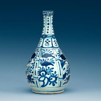 1844. A blue and white flask, Ming dynasty, Wanli (1572-1620).